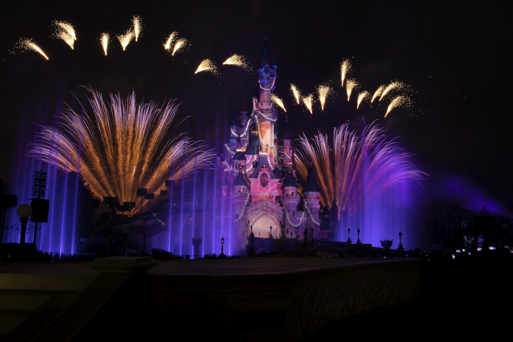 Castillo de Disneyland Paris iluminado durante el espectáculo nocturno