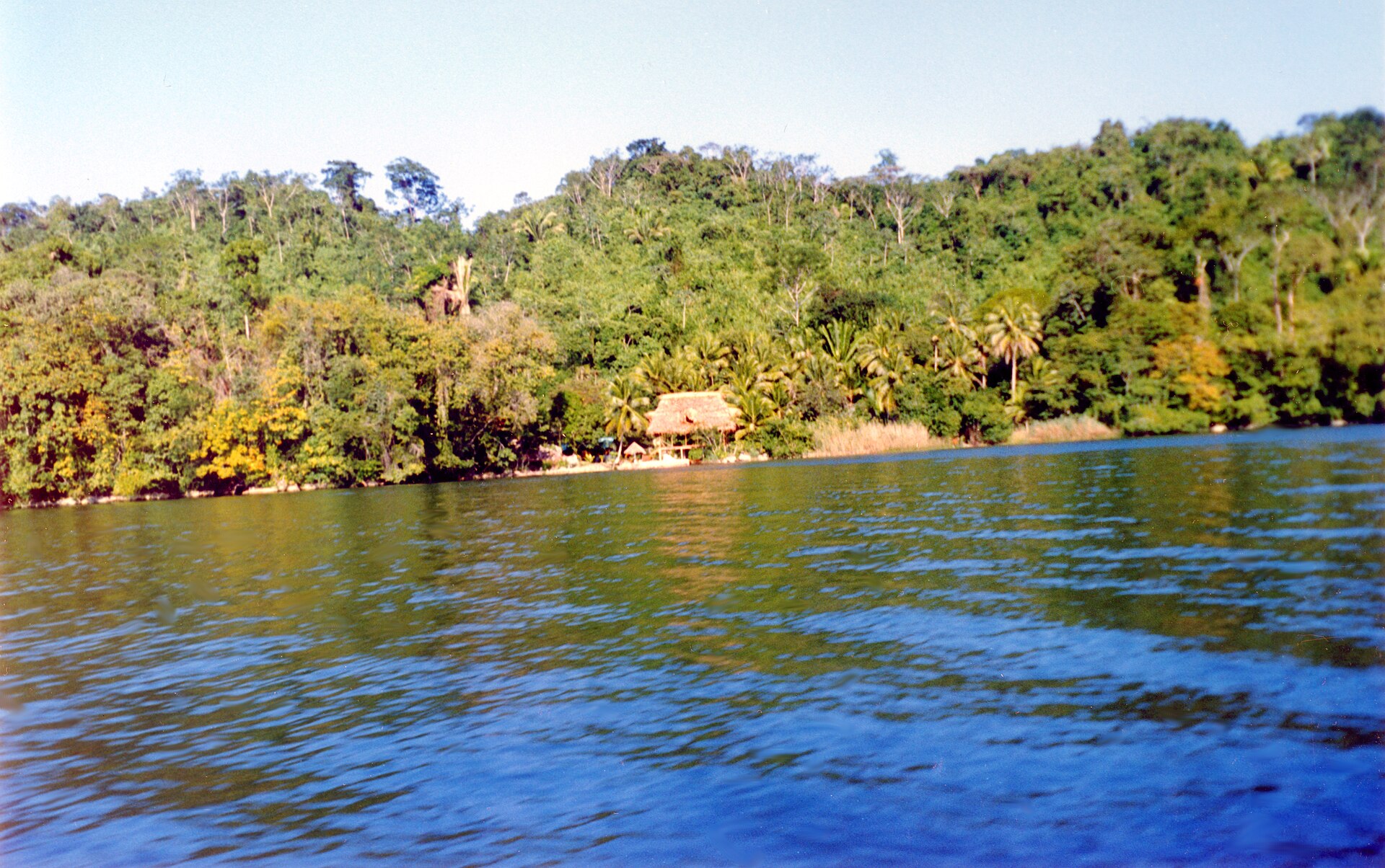 Lancha navegando por Río Dulce hacia Livingston