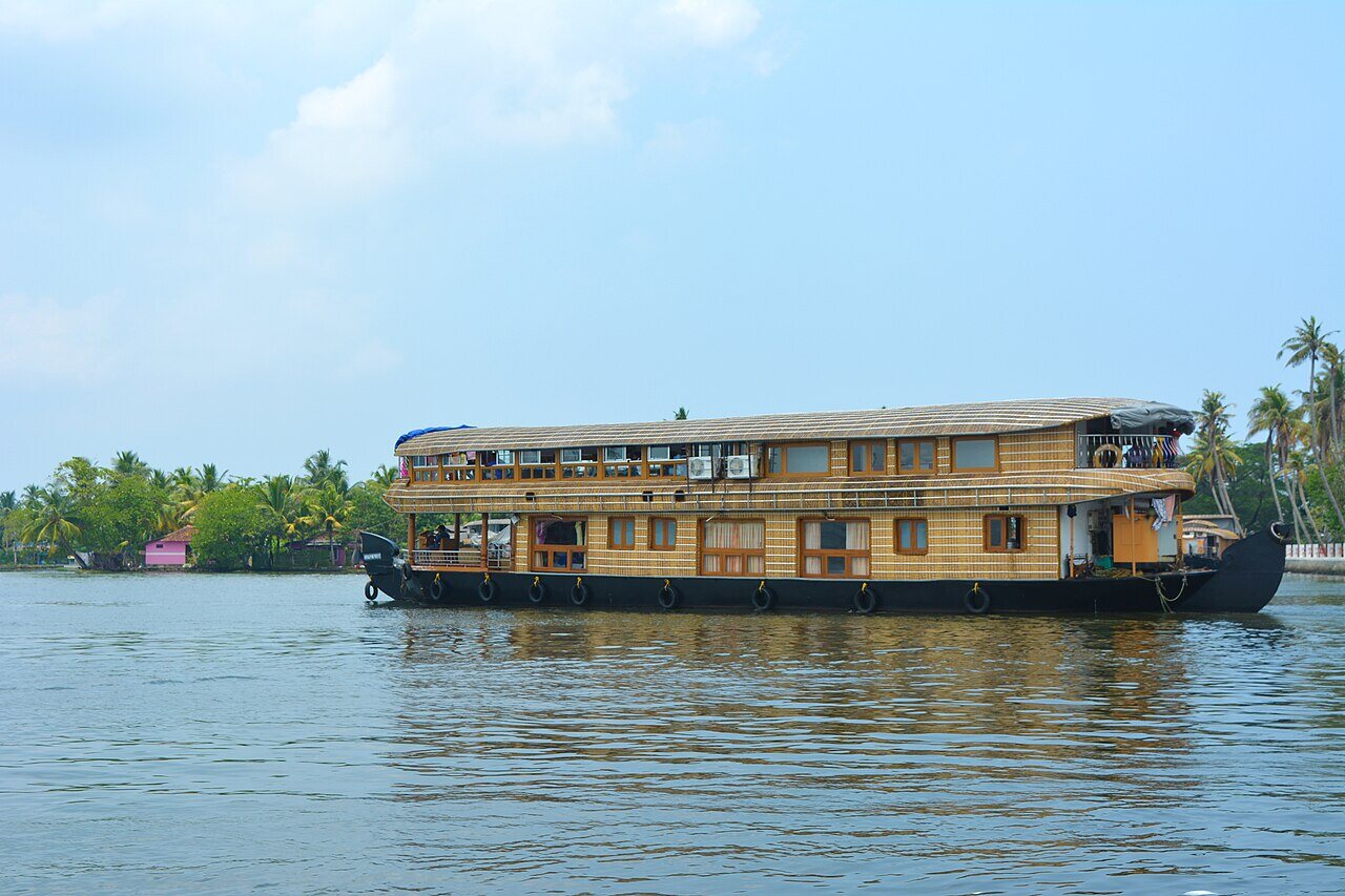 Houseboat tradicional en los backwaters de Kerala