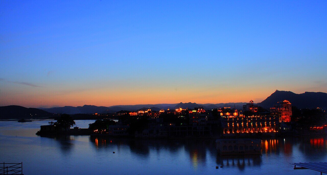 Atardecer sobre el lago Pichola en Udaipur