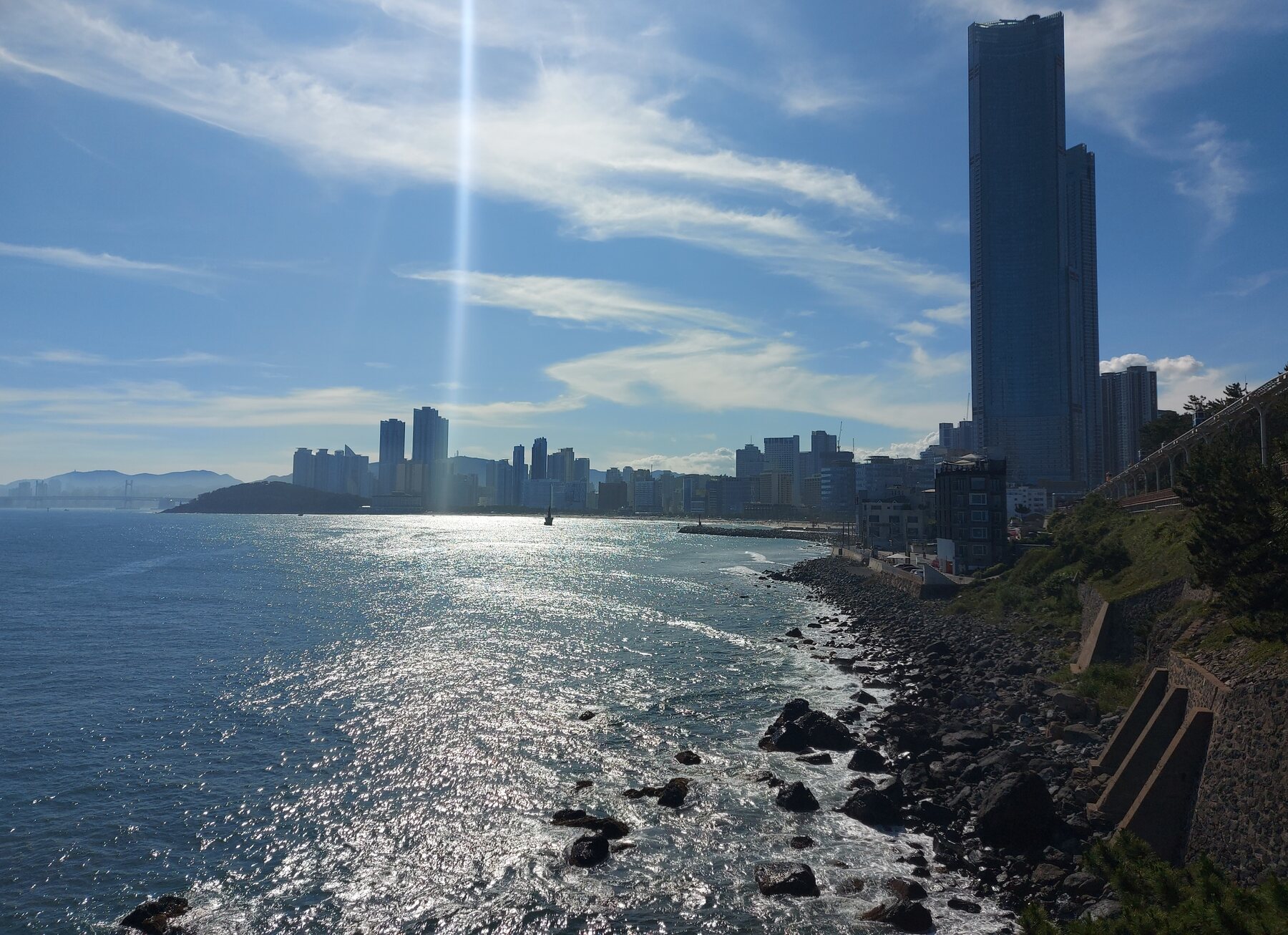Playa y grandes edificios del distrito de Haeundae en Busan