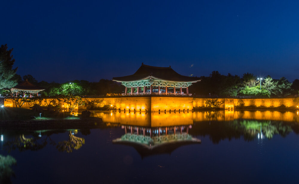 Pabellones iluminados reflejándose en el estanque Wolji de Gyeongju