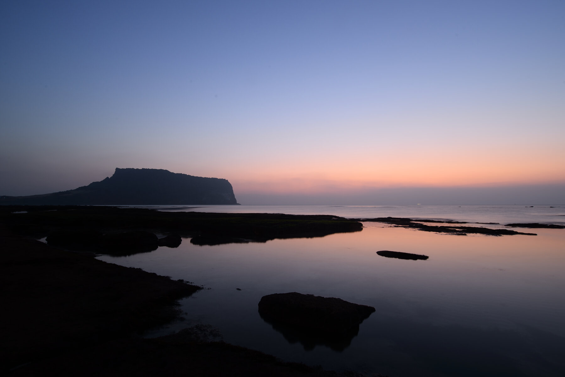 Amanecer sobre Seongsan Ilchulbong en la isla de Jeju