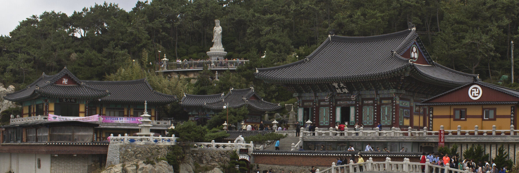 Templo Haedong Yonggungsa construido junto a los acantilados de Busan