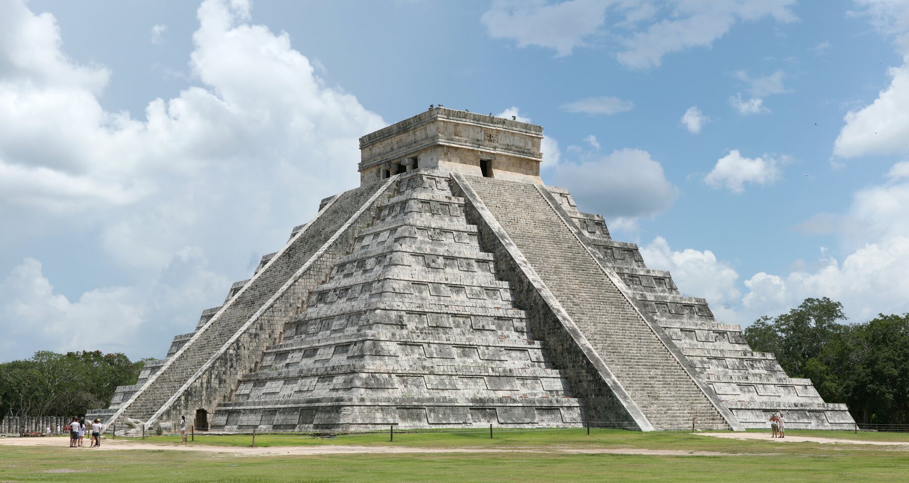 Pirámide de Kukulcán bajo un cielo azul en Chichén Itzá