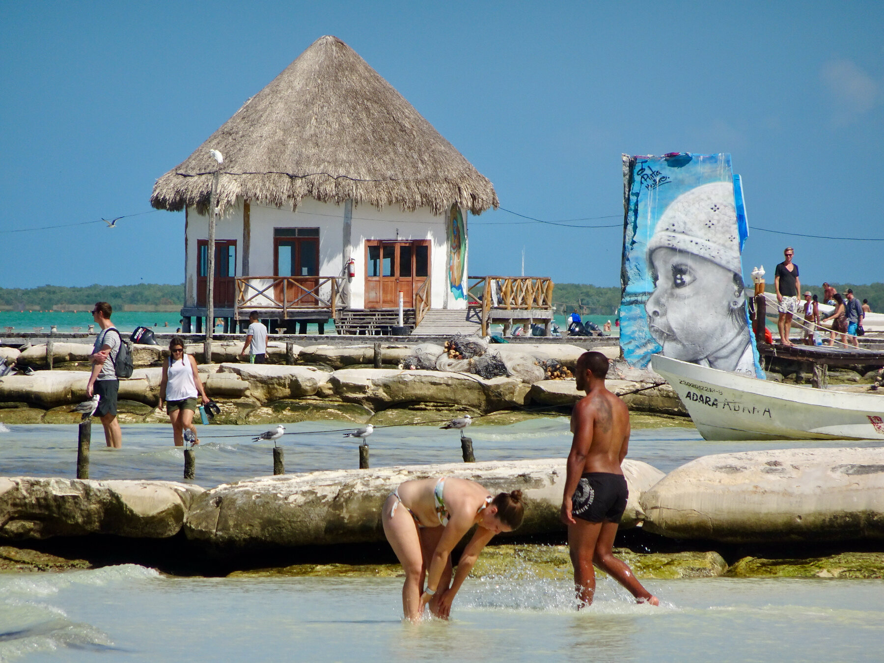 Playa de arena blanca y mar turquesa en la isla de Holbox