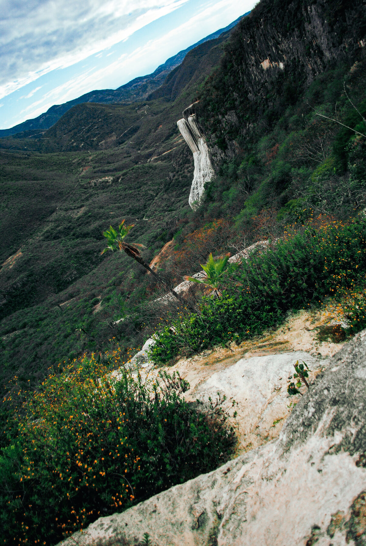Formaciones minerales blancas de Hierve el Agua sobre las montañas de Oaxaca
