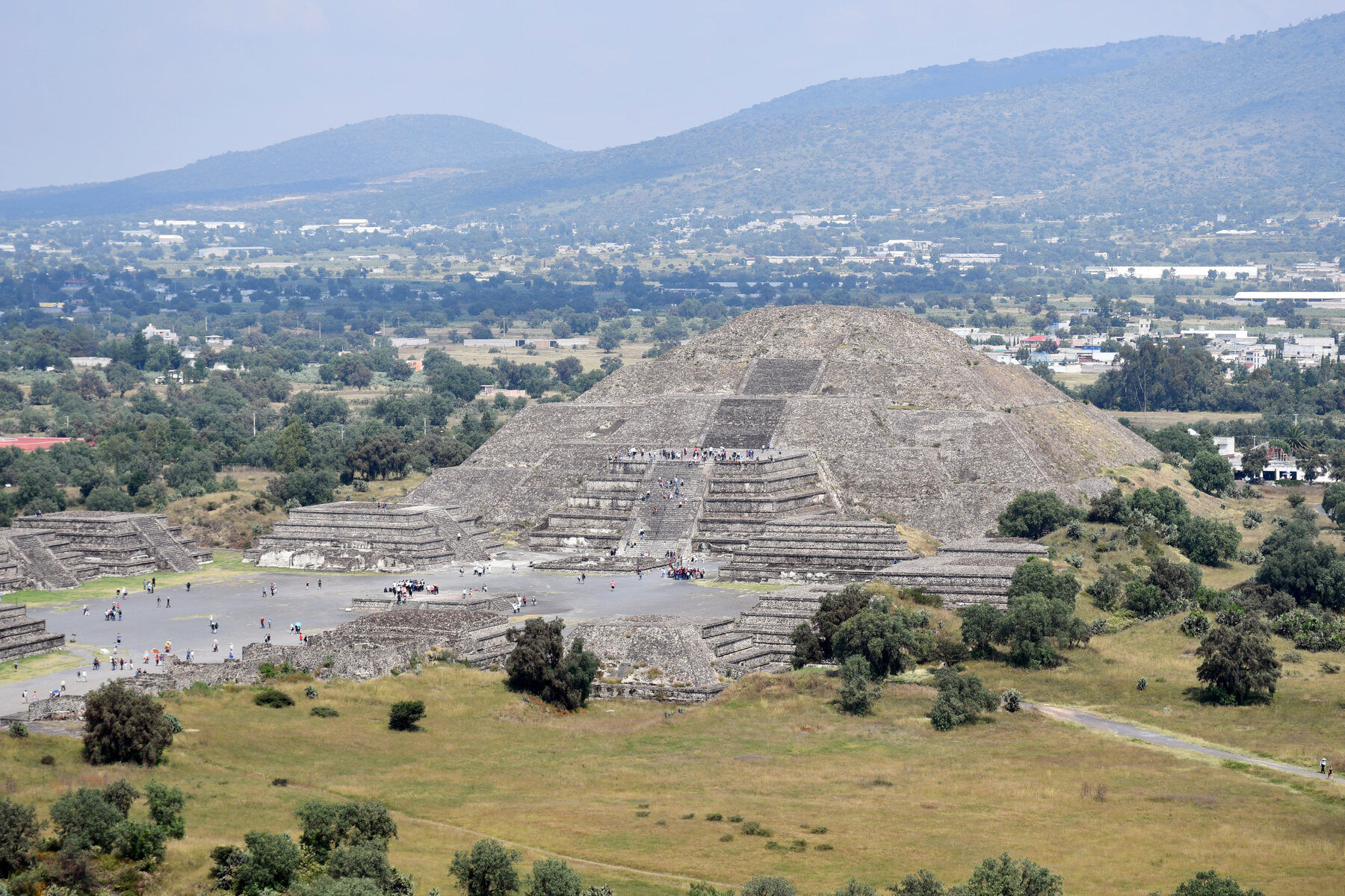 Pirámide de la Luna al final de la Calzada de los Muertos en Teotihuacán