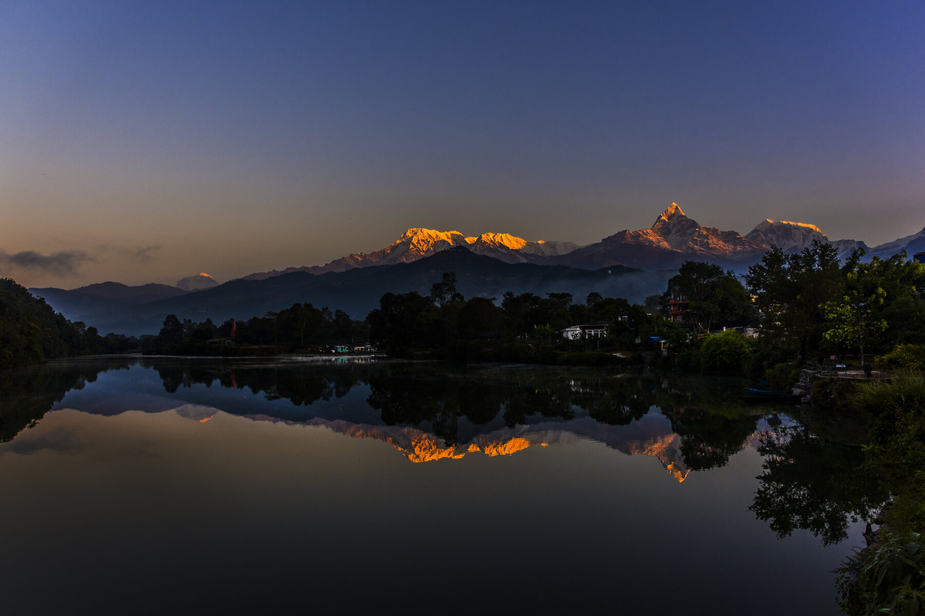 Lago Phewa y montañas Annapurna al amanecer