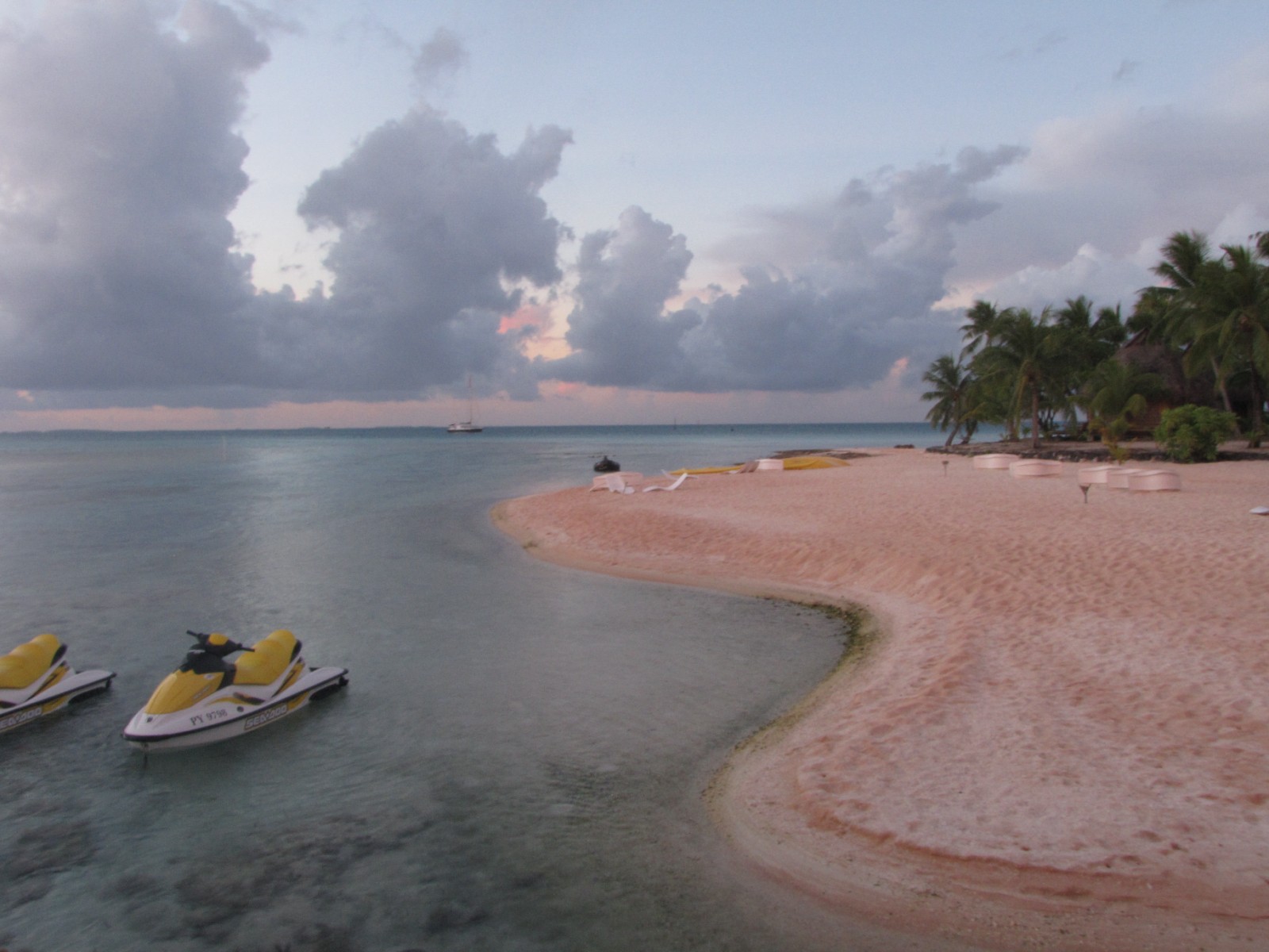Playa de arena rosada en Tikehau