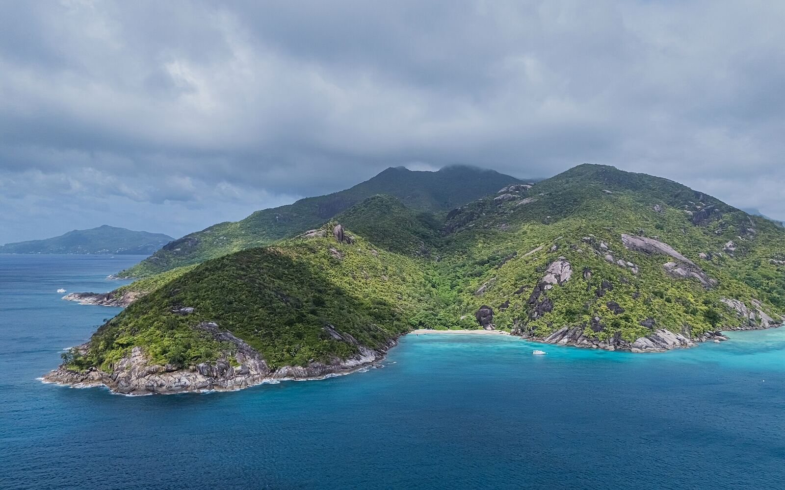 Costa tropical y laguna de Mahé en Seychelles