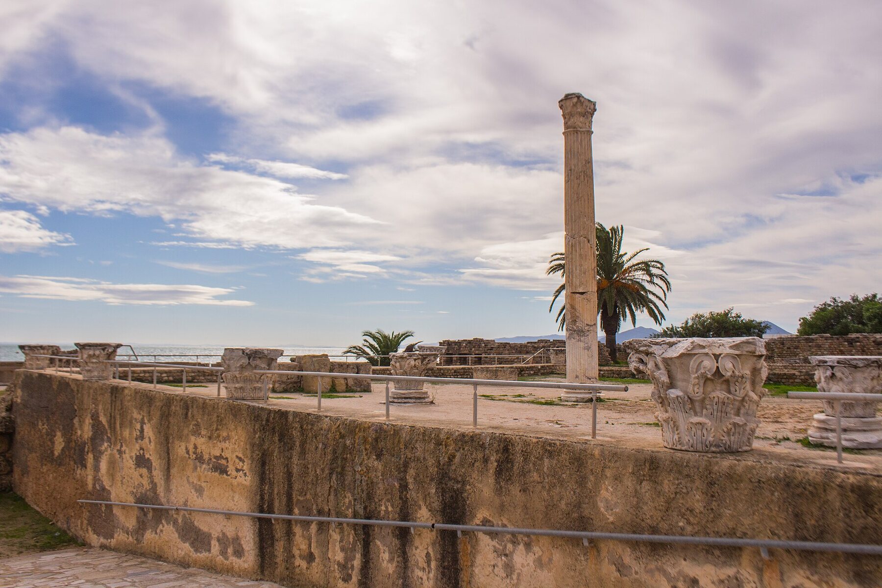 Columnas y ruinas de las termas de Antonino en Cartago