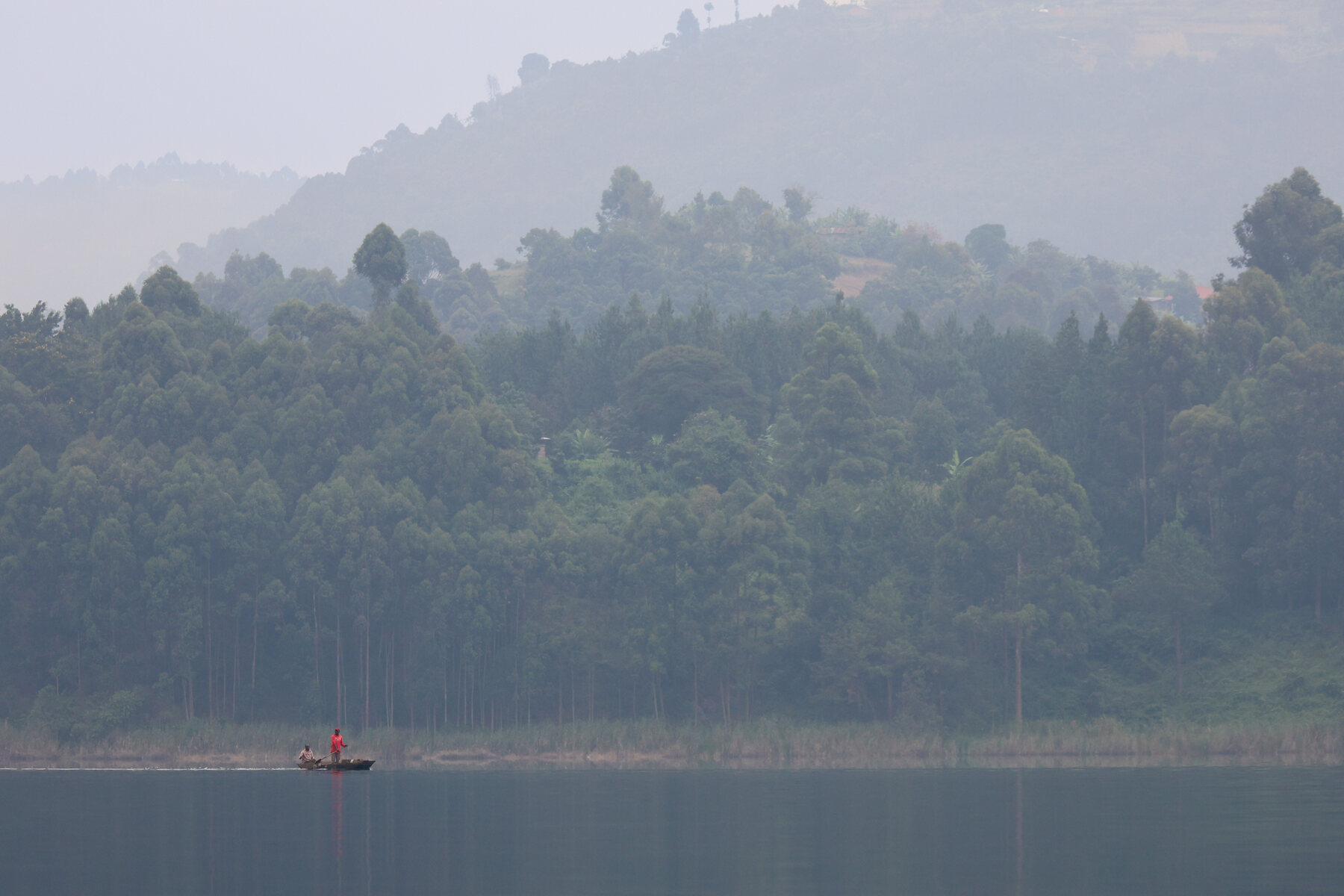 Islas verdes y colinas cultivadas emergen del lago Bunyonyi