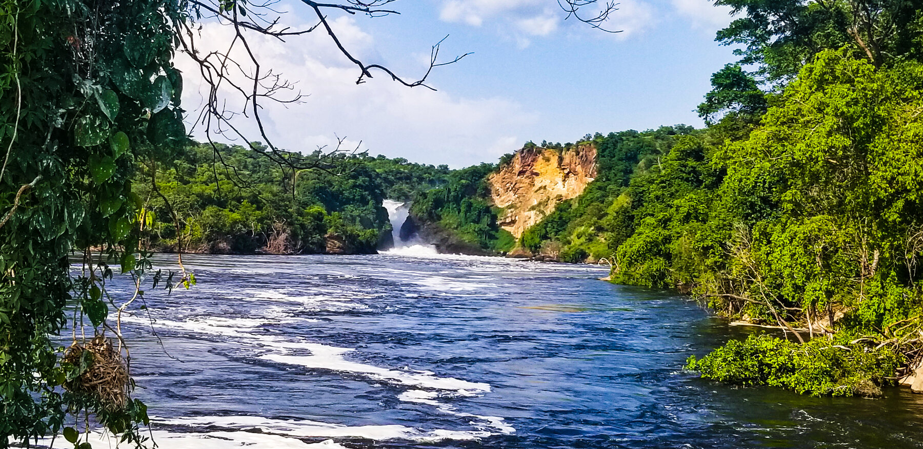 El Nilo se precipita por la garganta rocosa de las cataratas Murchison