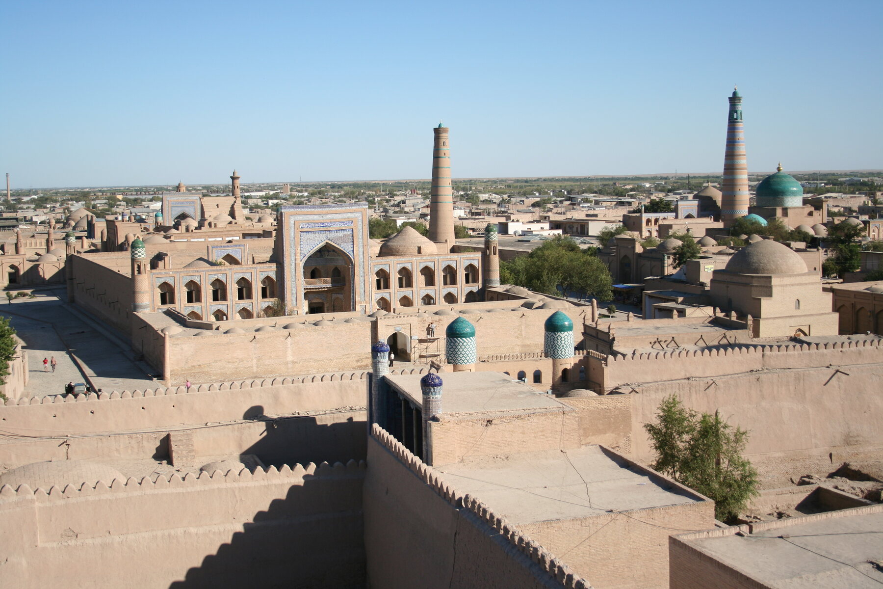 Vista panorámica de Itchan Kala con murallas de adobe, minaretes y cúpulas turquesas