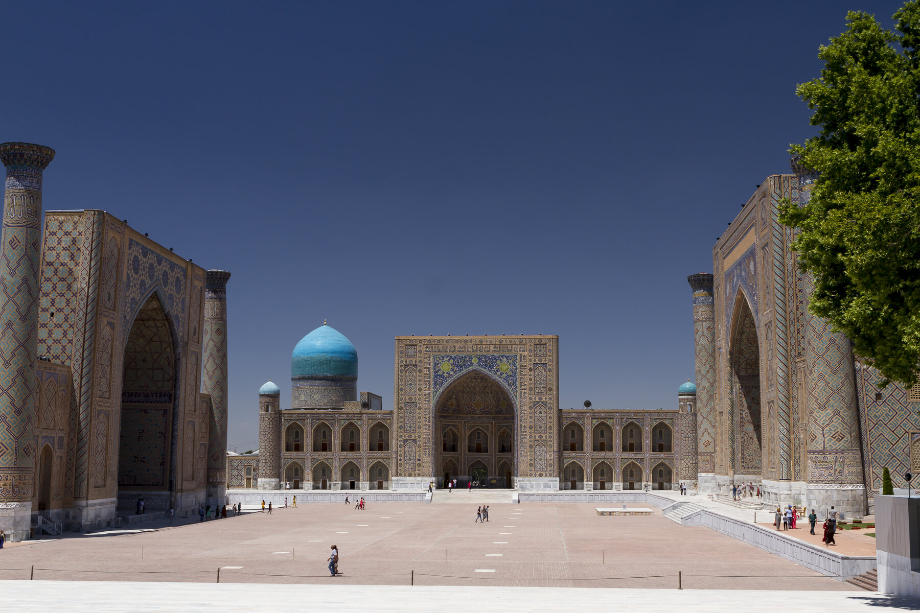 Las tres madrasas de la plaza del Registán en Samarcanda