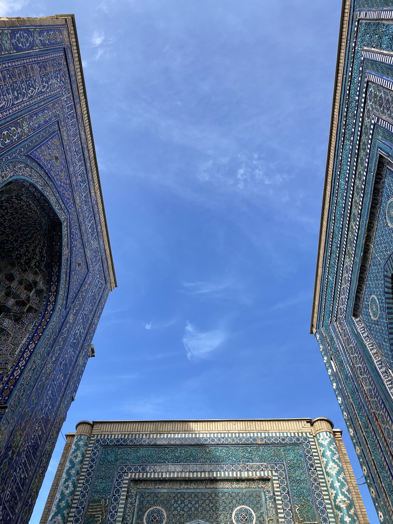 Pasaje entre los mausoleos azules y turquesas de Shah-i-Zinda