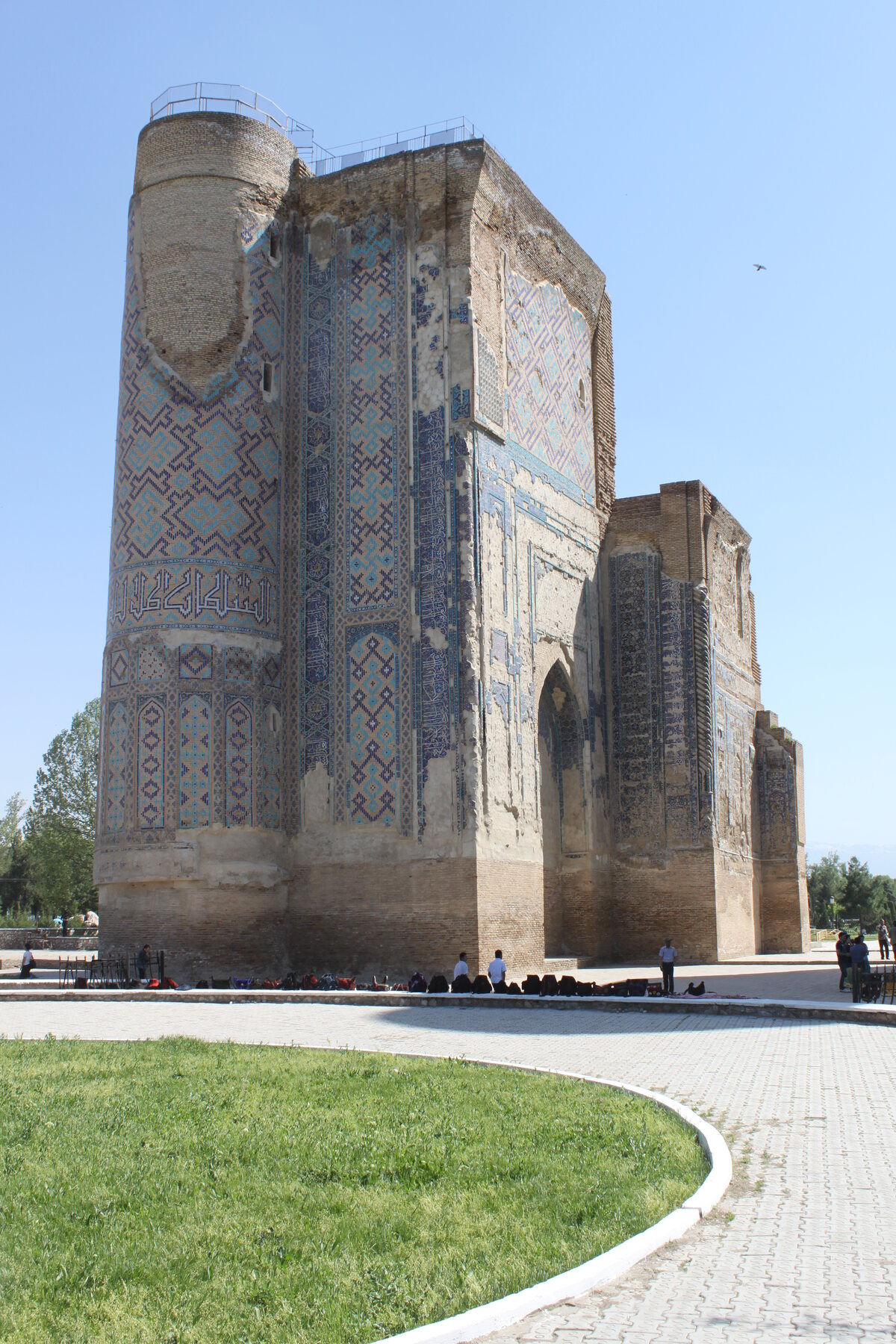 Gran portal en ruinas del palacio Ak Saray cubierto de mosaicos azules