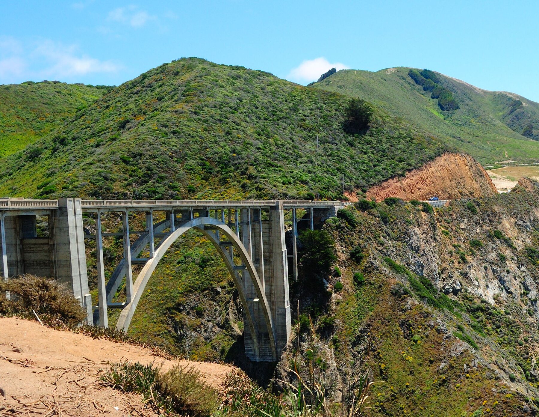 Puente Bixby Creek sobre los acantilados de Big Sur