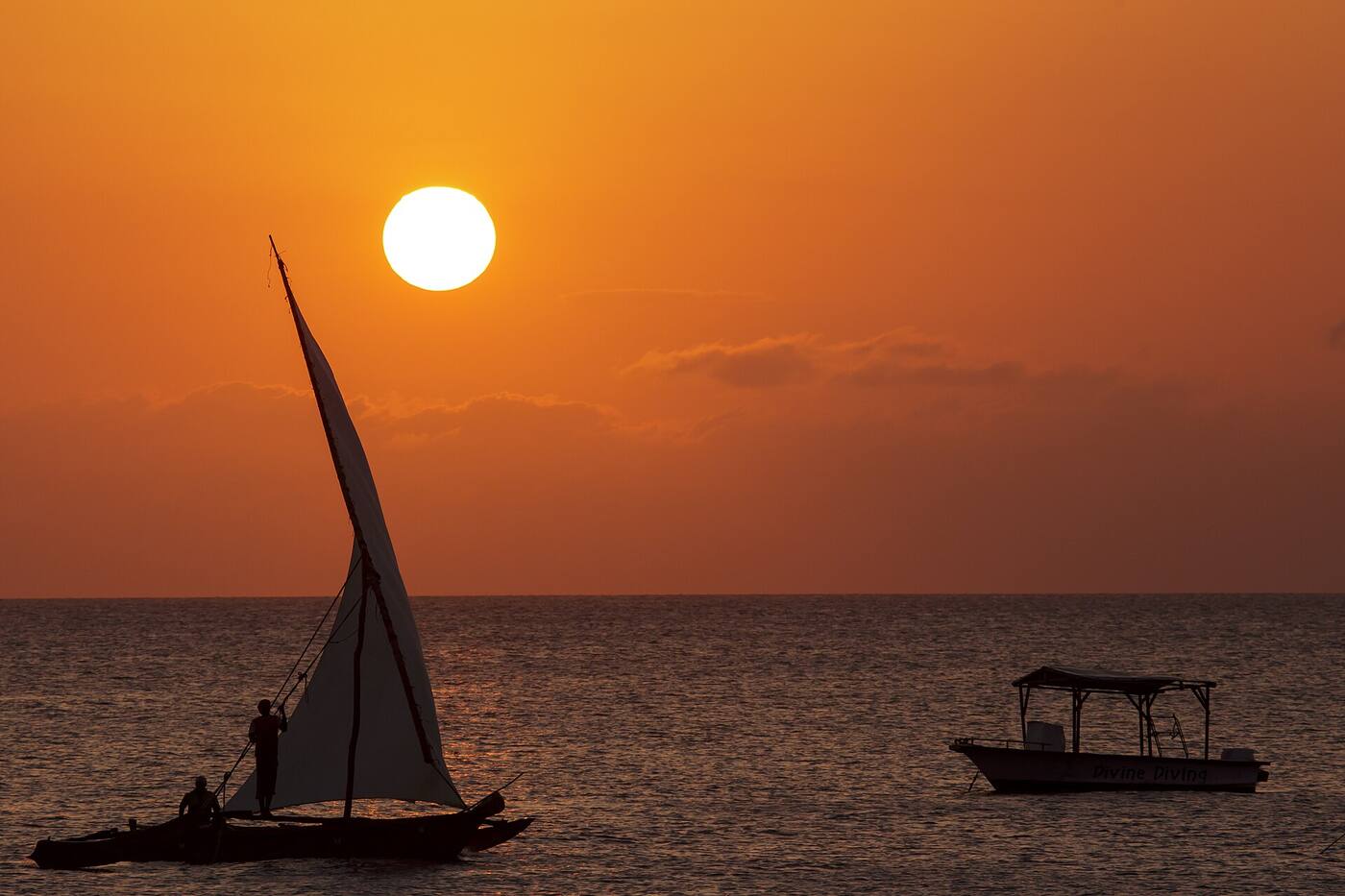 Embarcaciones al atardecer en Michamvi